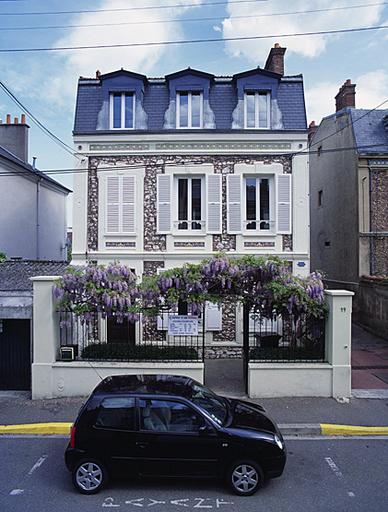 Cette maison, 19 rue Dammarie, s'intègre dans un ensemble de constructions similaires, avec jardinet antérieur et mise en oeuvre soignée (décor de plâtre avec bandeaux et pilastres latéraux, frise de céramique sur la corniche).