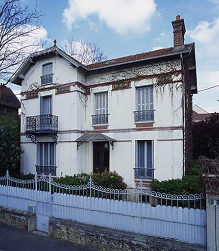 Villa, rue Joyeux, avec décor de céramique vernissée en bandeau.