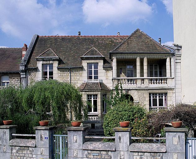 Villa datant du 20e siècle. Sa mise en oeuvre et sa loggia la distinguent nettement du bâti voisin, mais son jardin intercalé entre la rue et le logis est caractéristique du quartier de la Varenne.