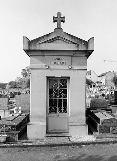 Chapelle funéraire de la famille Houdart, 1er quart du 20e siècle, signée 'P. Ballet fils'. Vue de la façade.