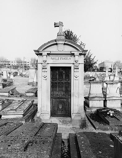 Chapelle funéraire de la famille Etancelin, dédiée à sainte Hélène, fin du 19e siècle.