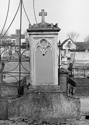 Tombe de Jean Bessat, en style néo-gothique, 4e quart 19e siècle.