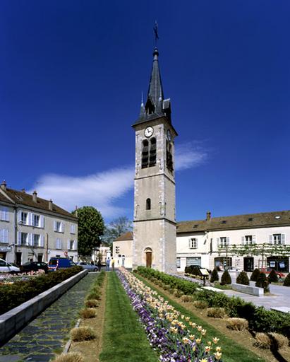 Le clocher, seul vestige de l'église, vu depuis le sud-ouest.