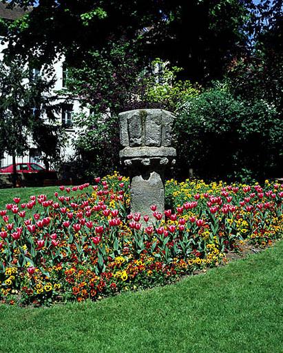 Vestiges d'une colonne médiévale provenant d'une cave de Melun, et installée dans le jardin de l'hôtel de ville au 19e siècle (voir dossier IA77000457 et cliché 07770117NUC4A).