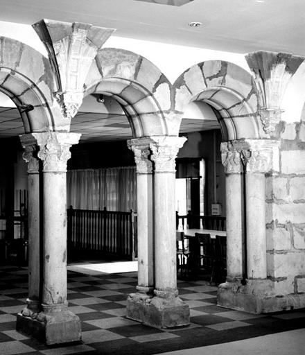 Arcade du cloître, côté ouest (vers la salle capitulaire) : vue de la partie sud, du 1er au 3e pilier, avec l'amorce des voûtes.