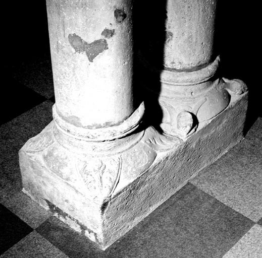 Arcade du cloître : base de la 4e paire de colonnes géminées.