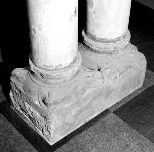 Arcade du cloître : base de la 2e paire de colonnes géminées.