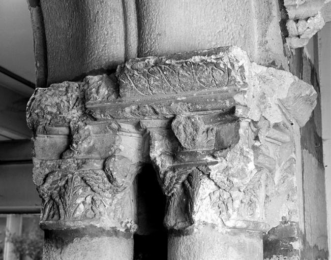 Ensemble de 10 chapiteaux et de 3 culots sculptés
