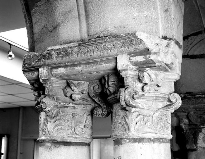 Chapiteaux sculptés de la 2eme paire de colonnes jumelées : décor végétal. Vue prise depuis le nord-ouest.
