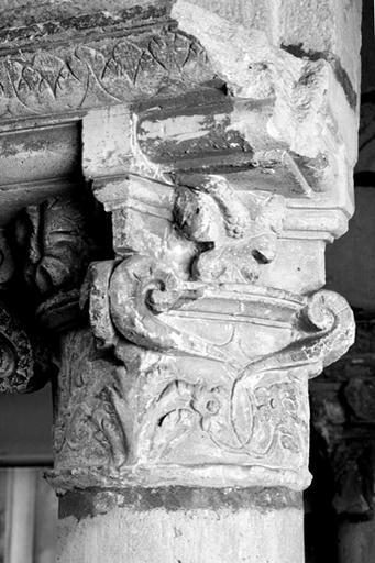 Chapiteau sculpté de la 2eme paire de colonnes jumelées, côté ouest (vers la salle capitulaire).