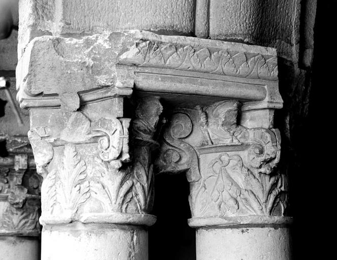 Chapiteaux sculptés de la 3eme paire de colonnes jumelées : décor végétal et bustes (dont celui de saint Jacques?). Vue prise depuis le nord-est.