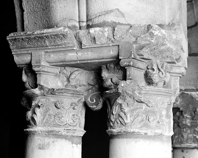Chapiteaux sculptés de la 2eme paire de colonnes jumelées : décor végétal. Vue prise depuis le sud-est.
