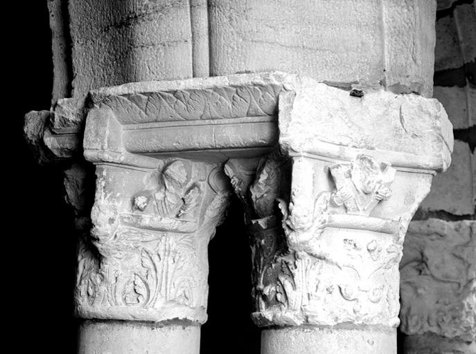 Chapiteaux sculptés de la 4eme paire de colonnes jumelées : décor végétal, têtes d'angelot et bustes bûchés. Vue prise du sud-est.