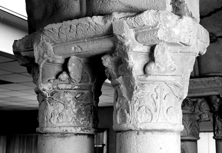 Chapiteaux sculptés de la 4eme paire de colonnes jumelées. Vue prise du nord-ouest.