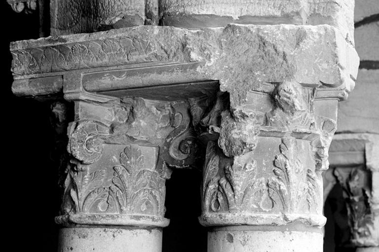 Chapiteaux sculptés de la 3eme paire de colonnes jumelées : décor végétal et bustes bûchés. Vue prise depuis le sud-est.