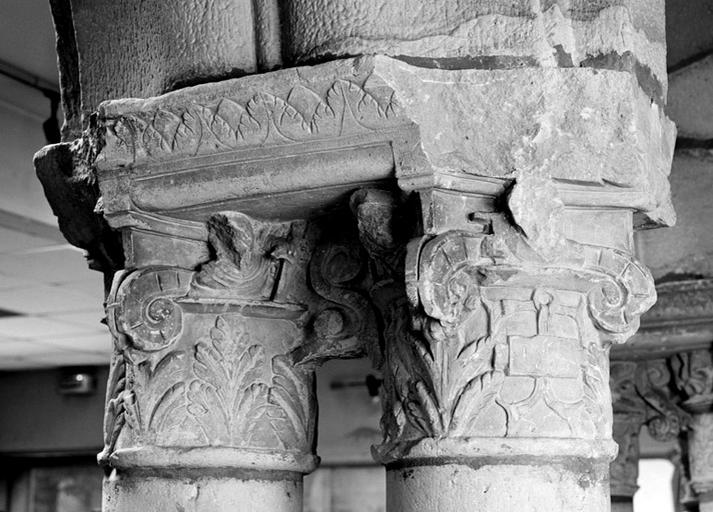 Chapiteaux sculptés de la 3eme paire de colonnes jumelées : décor végétal, bustes et cartouche de la date. Vue prise depuis le nord-ouest.