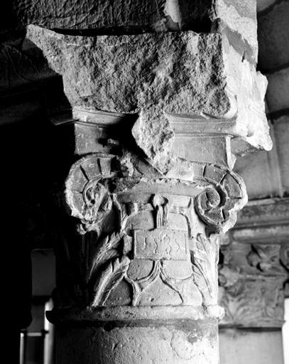 Chapiteau sculpté de la 3eme paire de colonnes jumelées, côté ouest (vers la salle capitulaire), avec la date '1535'.