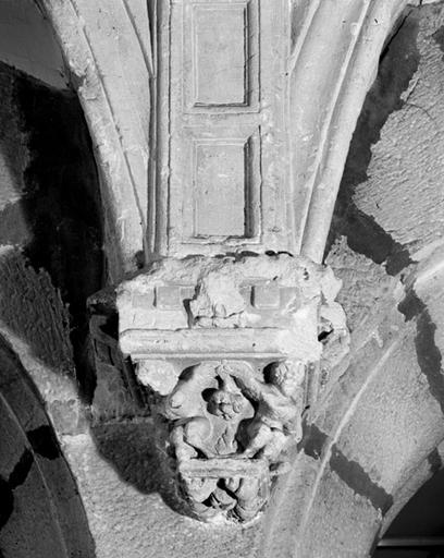 Culot sculpté central (face ouest du 3e pilier), à décor de harpies.