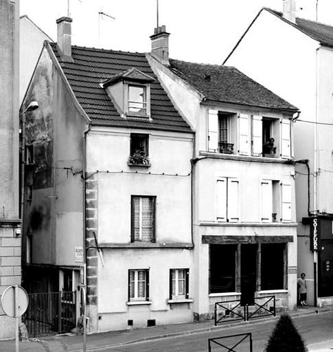 Deux maisons anciennes (16e-17e siècles?) situées 12-14 rue du Château. Toutes deux ont conservé leur escalier d'origine. Celui de la maison de gauche est un escalier en vis dans une cage à pans de bois. Il ouvre sur une ruelle latérale, qui a conservé ses bornes charretières.