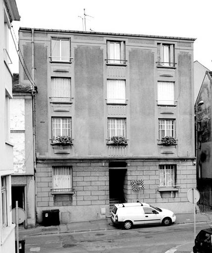 Façade de l'immeuble construit en 1938 pour M. Villevaudet, au 18 rue du Château, sur les plans de l'architecte Labrousse.