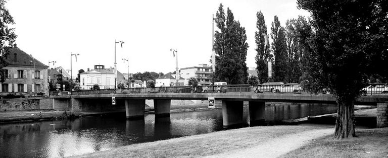 Le pont vu depuis l'aval.