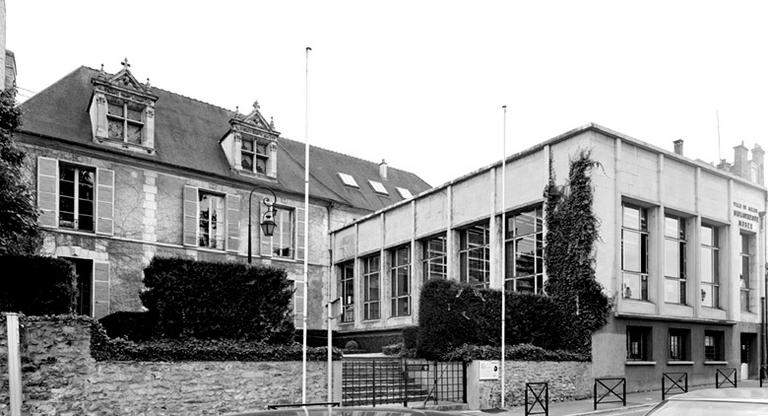 Vue générale, depuis le quai de la Courtille : façade de l'hôtel de la Vicomté, et de la bibliothèque municipale.