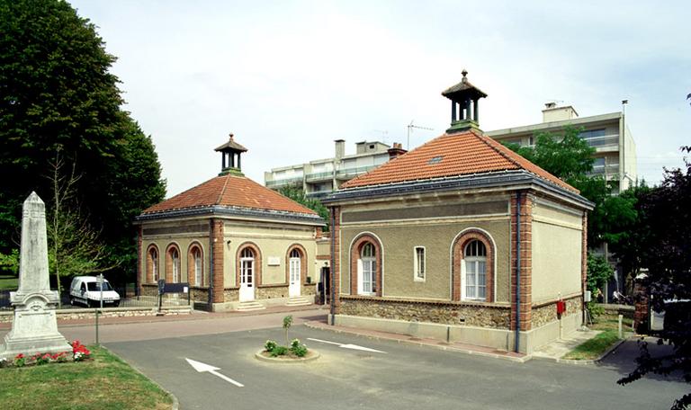 Les deux pavillons à l'entrée du collège (n°1 sur le plan) : vue du revers (élévations sud et ouest), depuis la cour d'honneur.