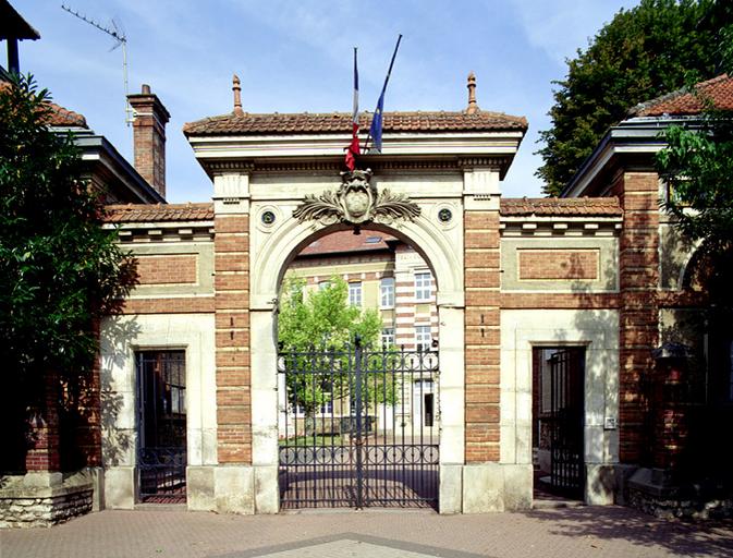 Le portail d'entrée, sur la rue du Général de Gaulle (n° 1 sur le plan).