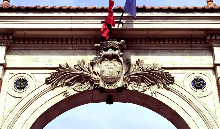 Détail du portail d'entrée : blason de la ville de Melun.