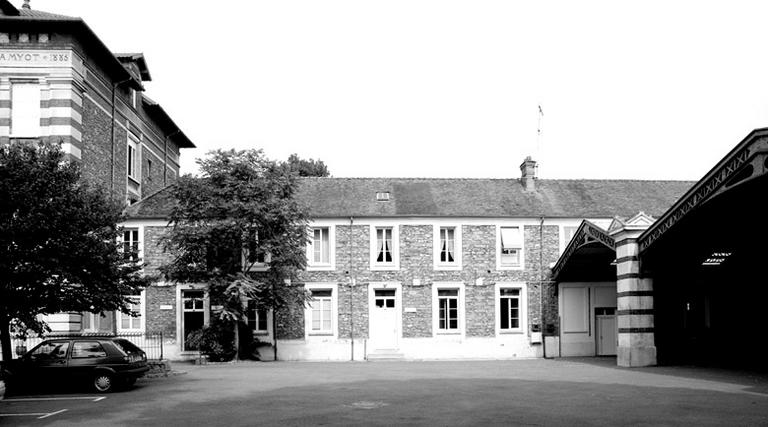 Façade du bâtiment abritant le secrétariat et le bureau du conseiller d'éducation, entre le grand quartier et le préau (n°4 sur le plan).