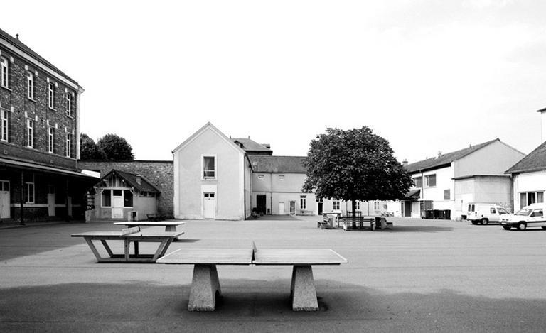 Cour à l'arrière du 'Petit Quartier', vue du nord.