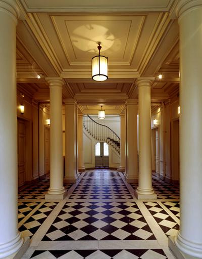 Le vestibule : vue intérieure, depuis l'entrée de l'hôtel de ville.