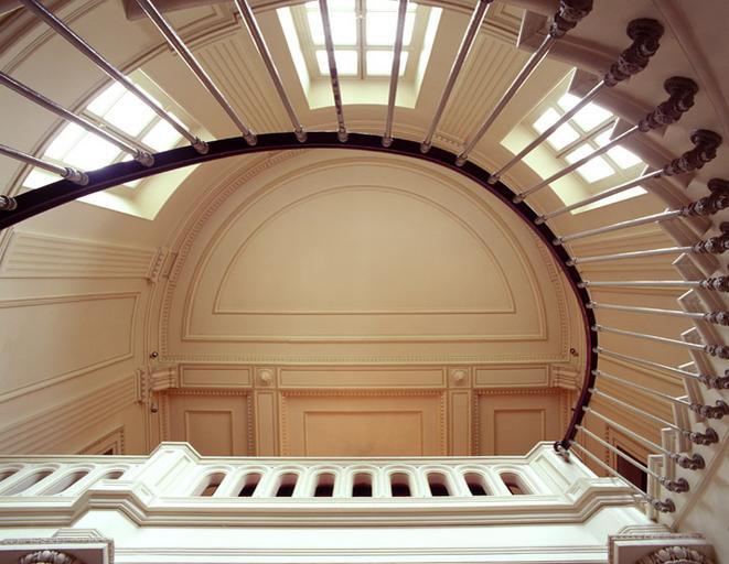 L'escalier d'honneur, menant vers la salle des mariages et la salle du conseil : vue en contre-plongée.