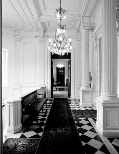 Vestibule du premier étage, à l'arrivée de l'escalier d'honneur. A droite, entrée de la salle des mariages.