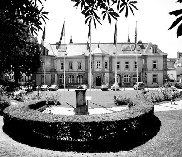 Façade arrière de l'hôtel de ville, vue depuis le jardin. Au premier plan, piédestal dédié à Gabriel Leroy.