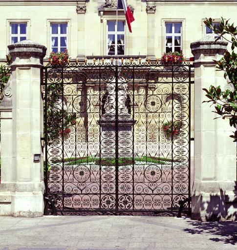 Portail d'entrée de la cour de l'hôtel de ville.