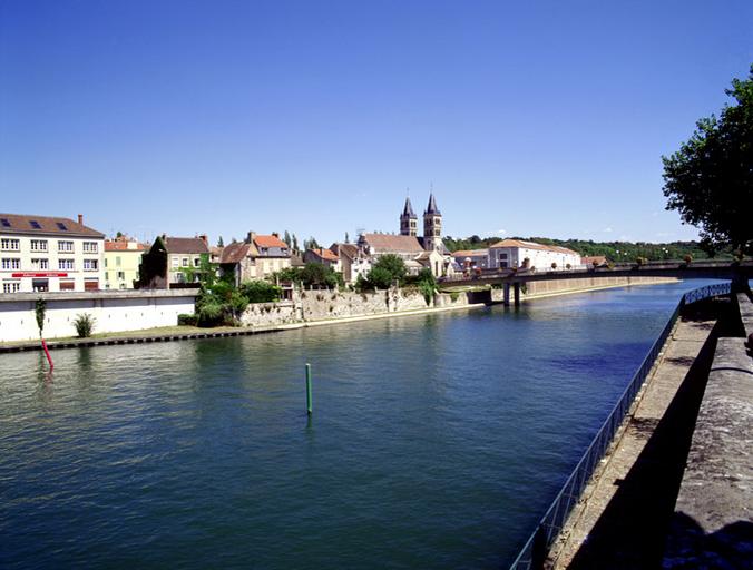 Partie orientale de l'île Saint-Etienne, vue depuis la rive sud. Au premier plan, le quai du Maréchal-Joffre (ancien quai Saint-Ambroise).