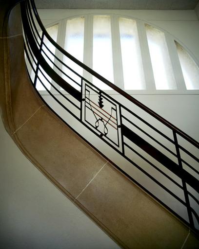 L'escalier : détail de la rampe en ferronnerie.