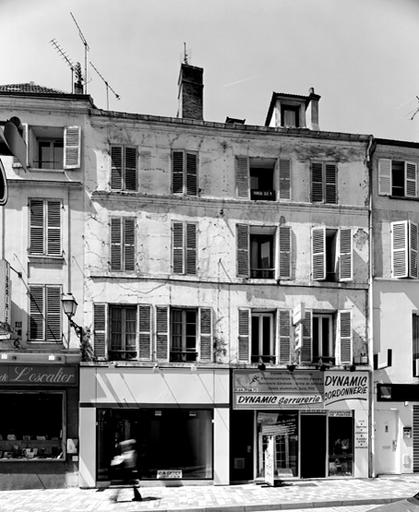 Immeuble au 45 rue Saint-Aspais, ayant la morphologie d'un ''immeuble' du 17e siècle avec escalier central desservant les différents niveaux d'habitation.