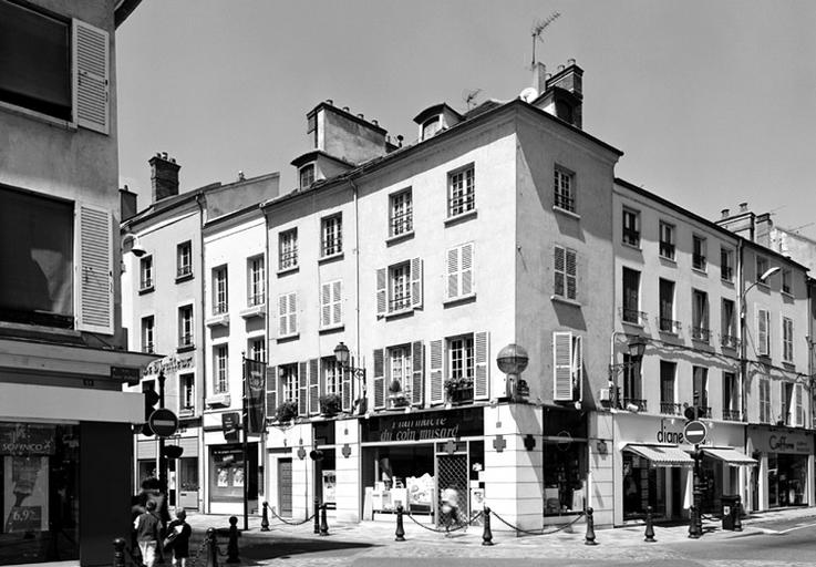 Vue d'ensemble des immeubles à l'angle de la rue Carnot et de la rue du général de Gaulle, abritant des vestiges Renaissance de l'ancien hôtel-Dieu Saint-Jacques.