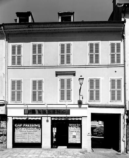 Immeuble au 10, rue Carnot : façade sur rue. Cet immeuble est l'ancien hôtel de France, construit à l'emplacement de l'hôtel-Dieu Saint-Jacques au 19e siècle.