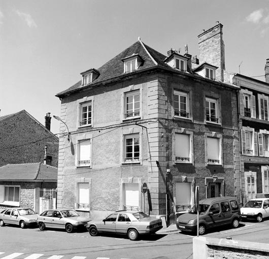 La maison au 15, rue de l'Eperon (angle de la rue de l'Eperon et de la rue de la Contrescarpe).