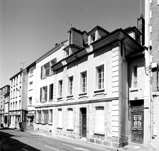 Maison, située 6 rue du Château, dont la façade présente plusieurs éléments assez peu fréquents à Melun: des lucarnes passantes coupant une corniche en forte saillie, et un rez-de-chaussée en pierre apparente. Cette maison date probablement du 18e siècle. Elle est beaucoup plus large que ses voisines (plus anciennes) au 12-14 rue du Château (Fig 14).