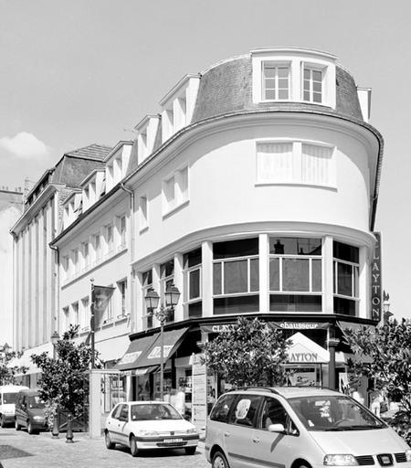 Immeuble de la Reconstruction, à l'angle des rues Saint-Aspais (n°18-20) et René-Pouteau. Cet ensemble correspond à l'ancienne place de la Pointe.