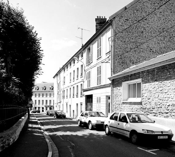 Alignement des façades bordant la rue de la Contrescarpe (depuis le n°1, au fond, jusqu'au n° 5).