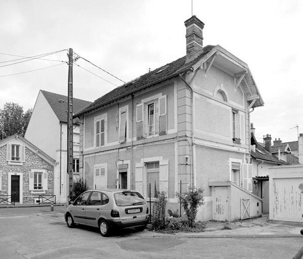 Vestiges d'établissement industriel (?). Le pavillon d'entrée sud : vue du revers et de l'élévation latérale.