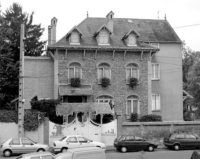 Villa 'pittoresque' du début du 20e siècle, agrandie dans la 2e moitié du 20e siècle, 11 rue Camille-Flammarion. La propriété a conservé son accès d'origine (portail surmonté d'un auvent).