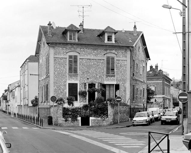 Maison à l'angle de la rue Crévoulin (n°1) et de la rue Camille-Flammarion (n°12), construite en pierres apparentes entourées de joints rocaillés.