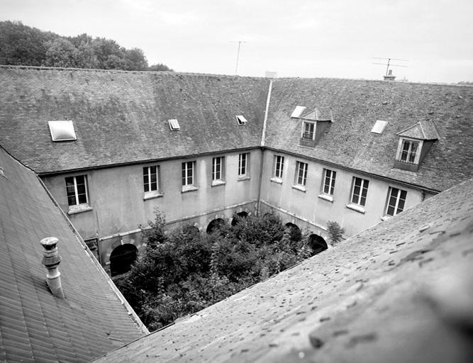 Vue du cloître, prise depuis la charpente de la chapelle.