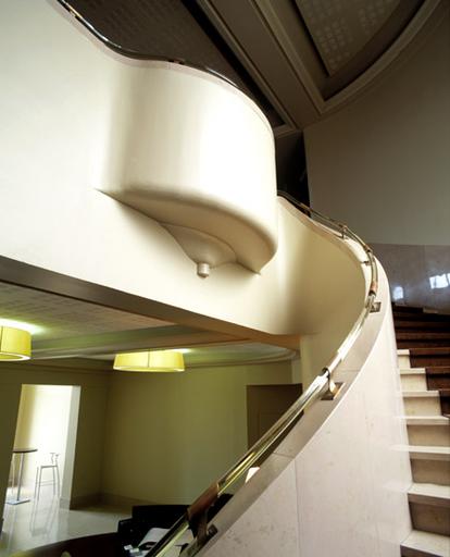 L'escalier menant du hall d'accueil au premier étage de l'aile nord.